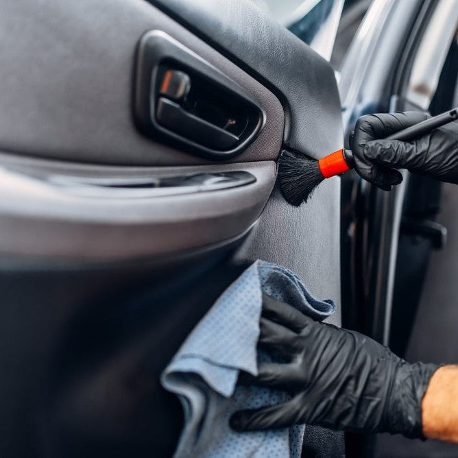 Limpeza da porta do carro com Cleaner Plásticos Clean2GO e pano de microfibra