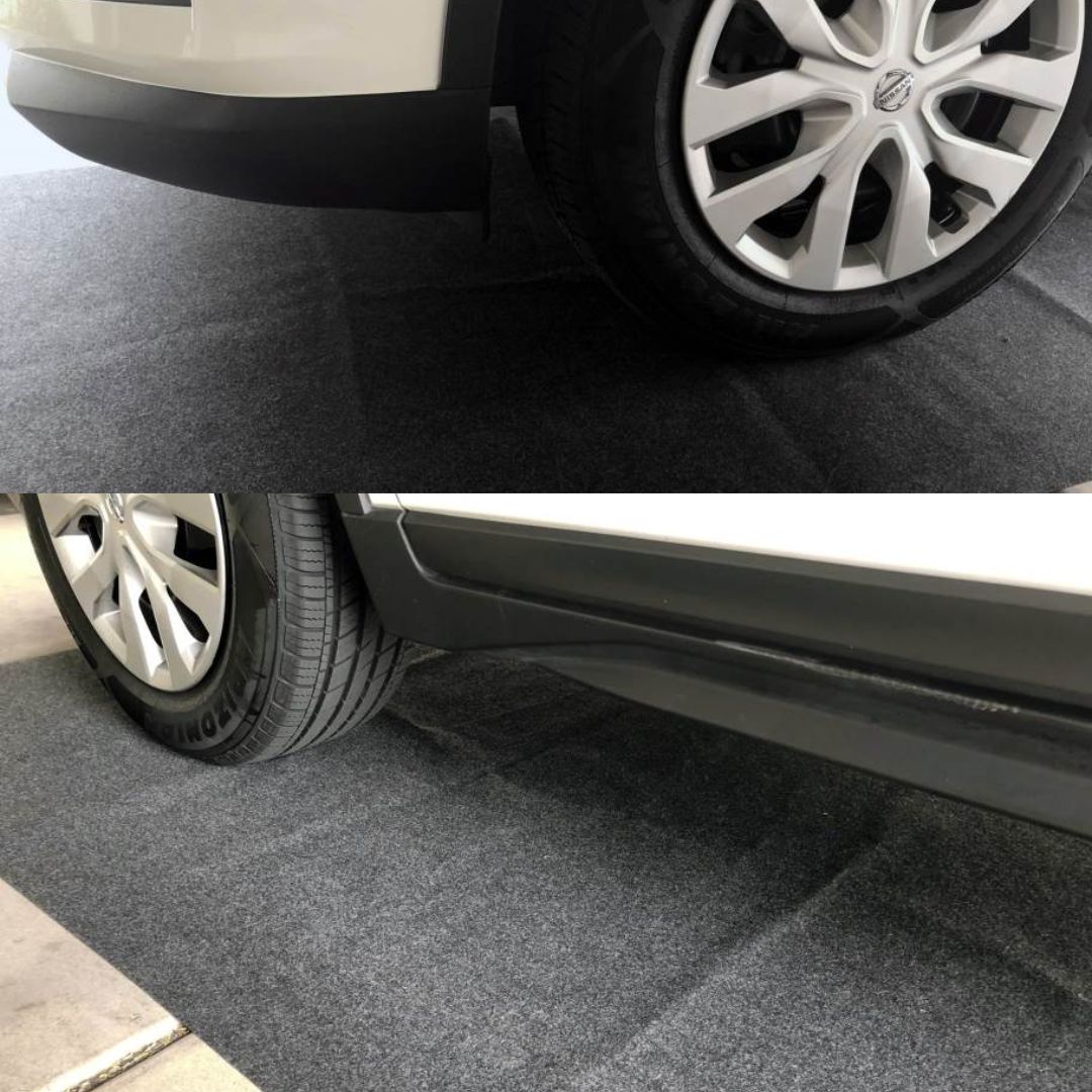 Tapete absorvente em uso debaixo das rodas de um carro, ideal para manter a garagem e a oficina limpas e seguras durante a manutenção de veículos.